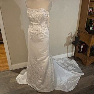 Elegant David’s Bridal White Trumpet Strapless Wedding Dress Sz 0 NWT